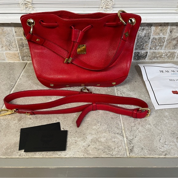 MCMEUCRed Pebbled Leather Shoulder Bag with Gold Accents COA 11.5x8.5x4”❤️!!